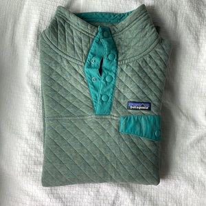 women’s xs Patagonia quilted pullover. Lovely sage color. In good used condition